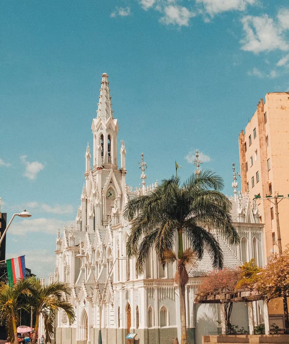 Iglesia La Ermita en Cali, con palmeras al frente
